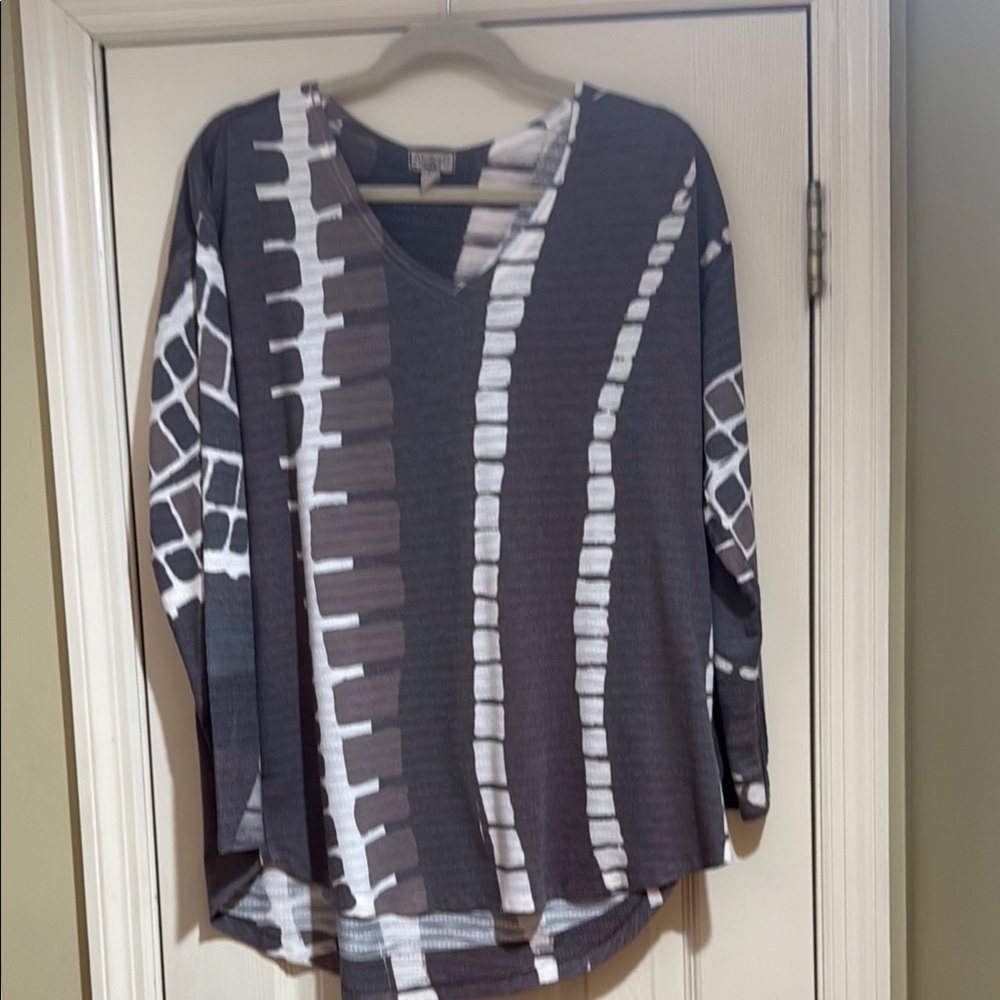 Atelier5 Chic Gray and White V-Neck Long Sleeve Top